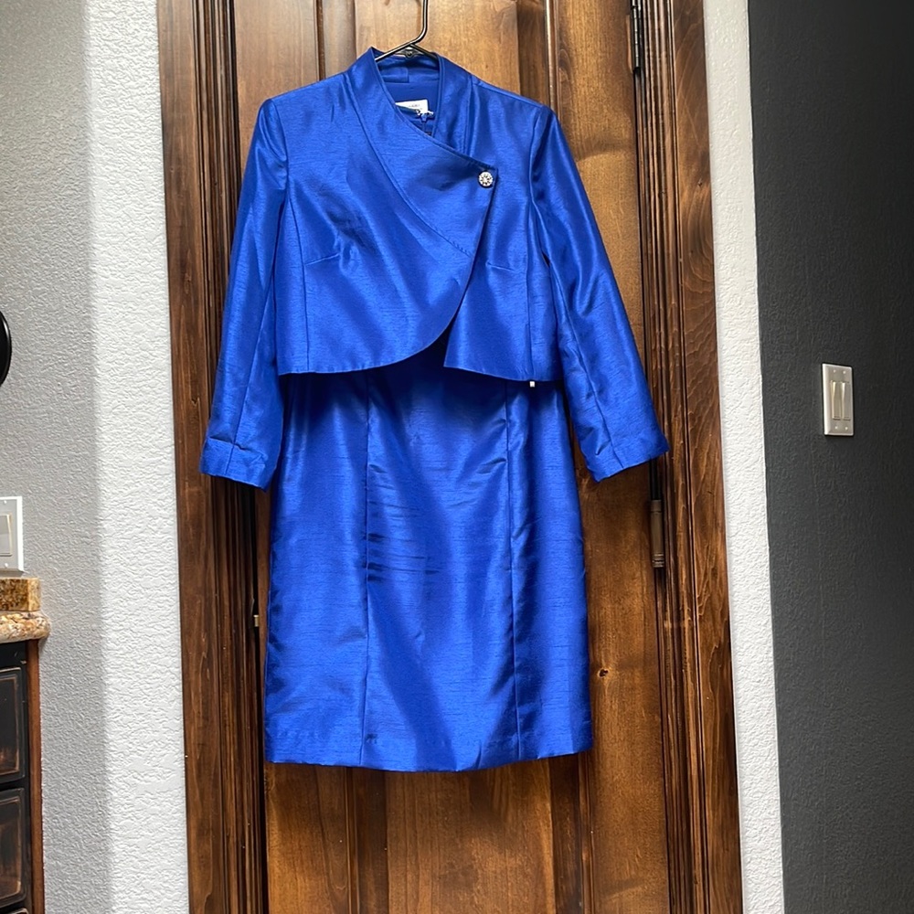 Tahari Women’s suit